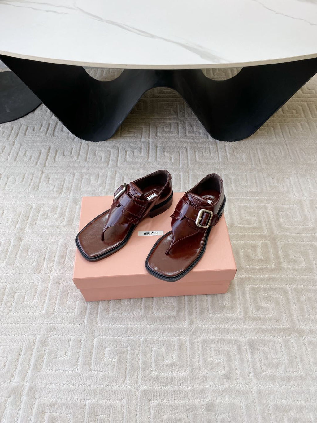 THONG SANDALS IN RED BROWN SHINY LAMBSKIN WITH SILVER BUCKLE