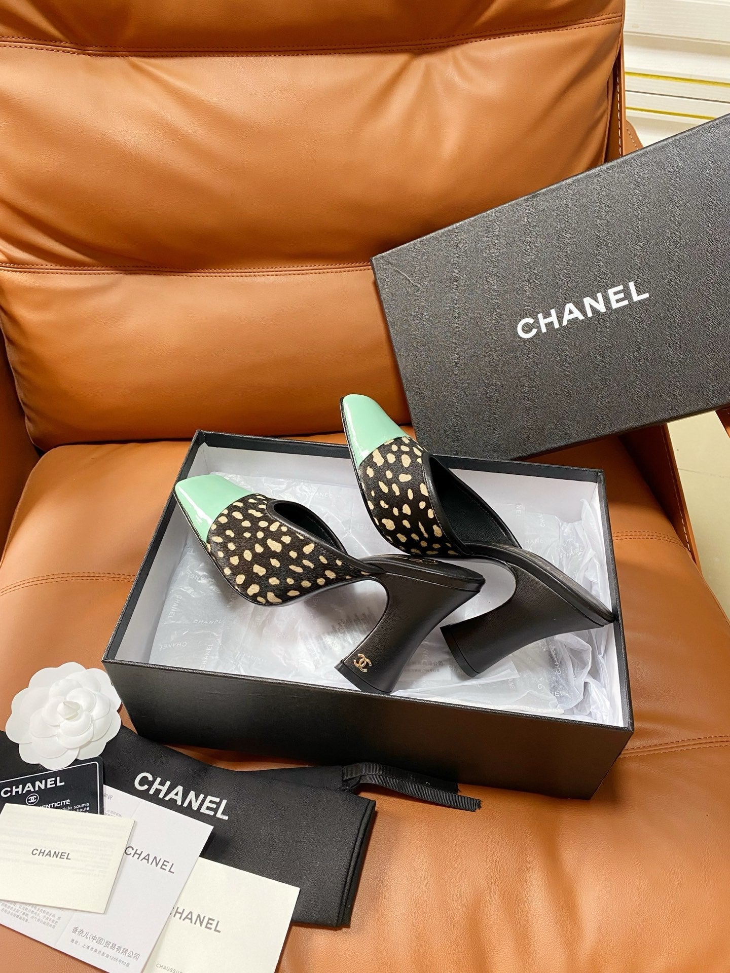 CHANEL 26S HIGH-HEEL MULES 90 MM IN PASTEL MINT GREEN LAMBSKIN AND LEOPARD PRINT PONY HAIR