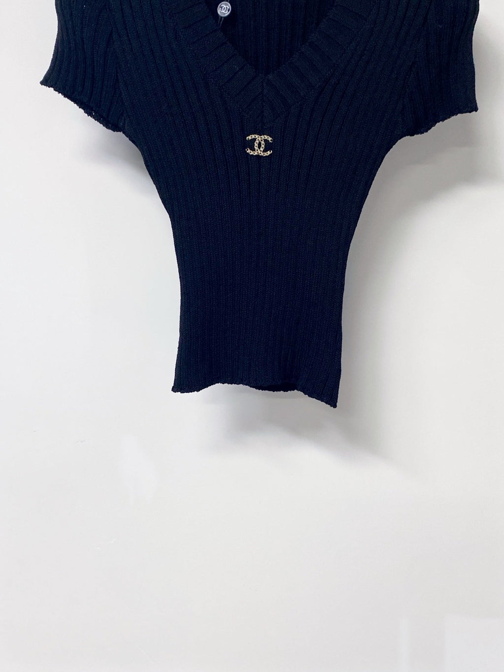 CHANEL 26S SHORT SLEEVE V-NECK KNIT TOP STYLE 1240