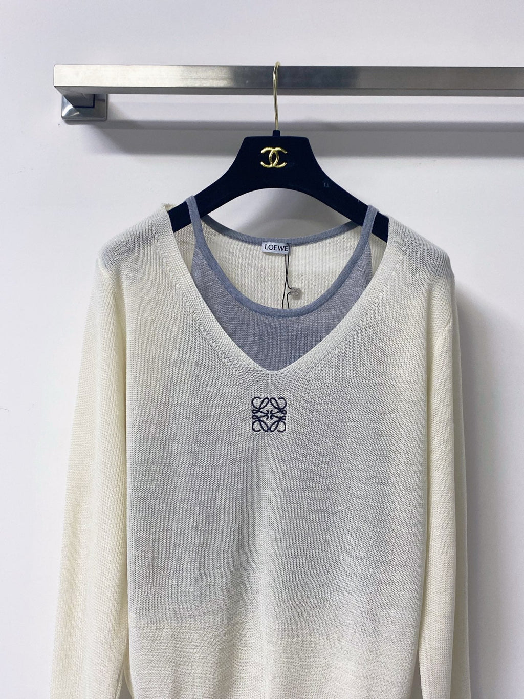 LOEWE 26S LAYERED V-NECK KNITTED SWEATER 566