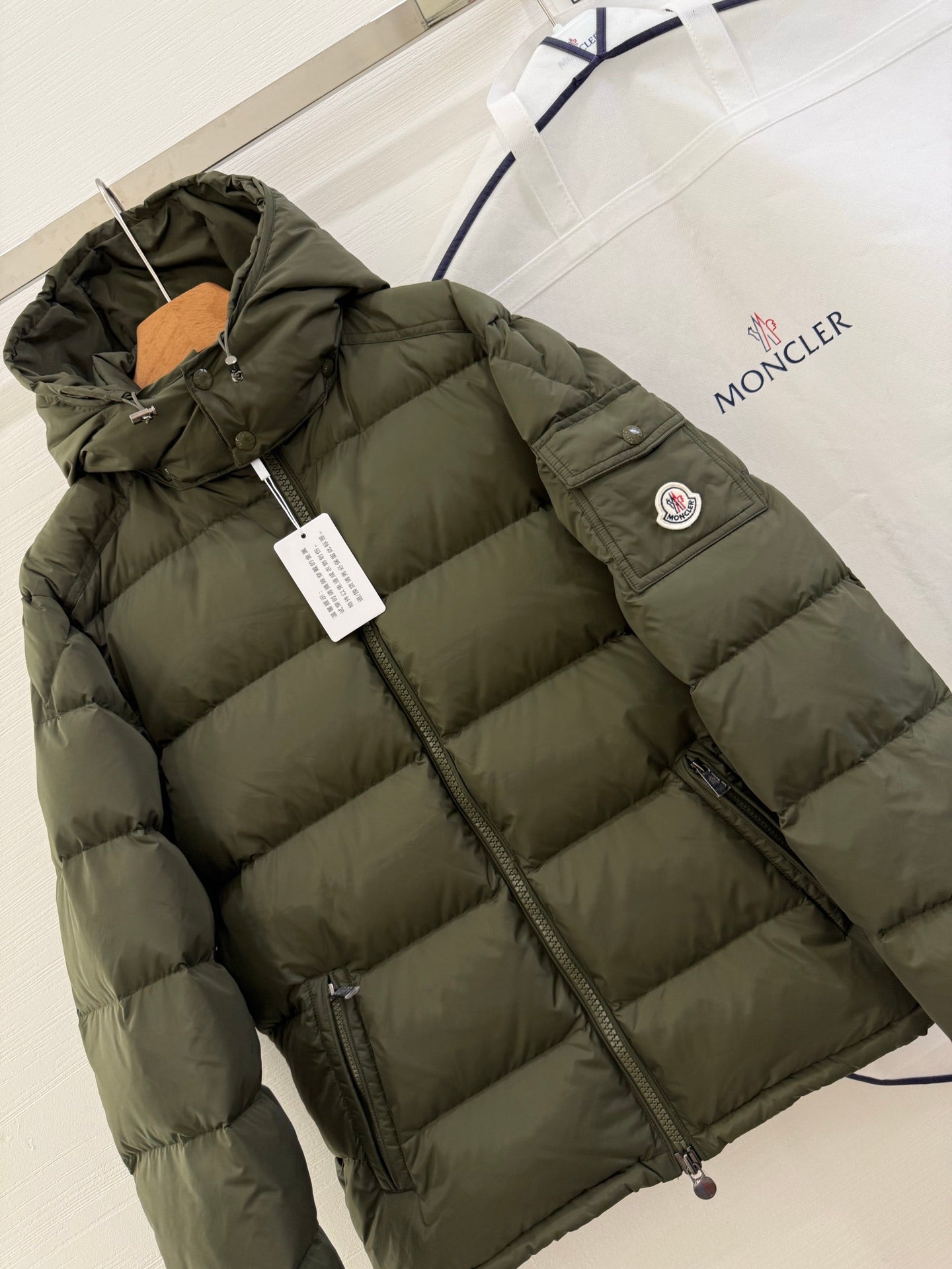 MONCLER 25S SHORT HOODED PUFFER JACKET 325
