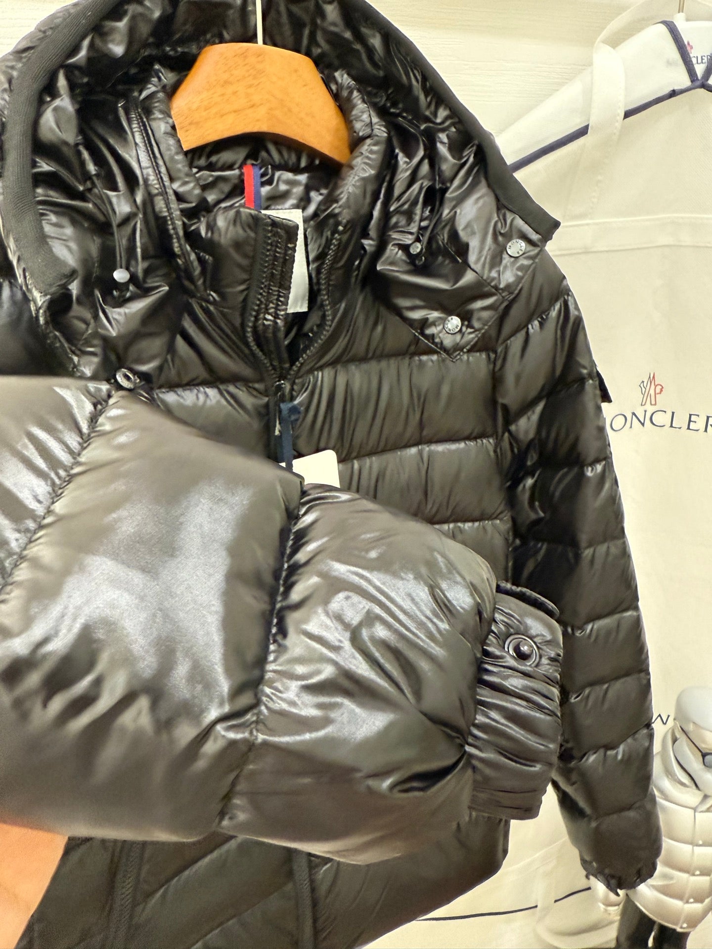 MONCLER 25S SHORT DOWN JACKET 326