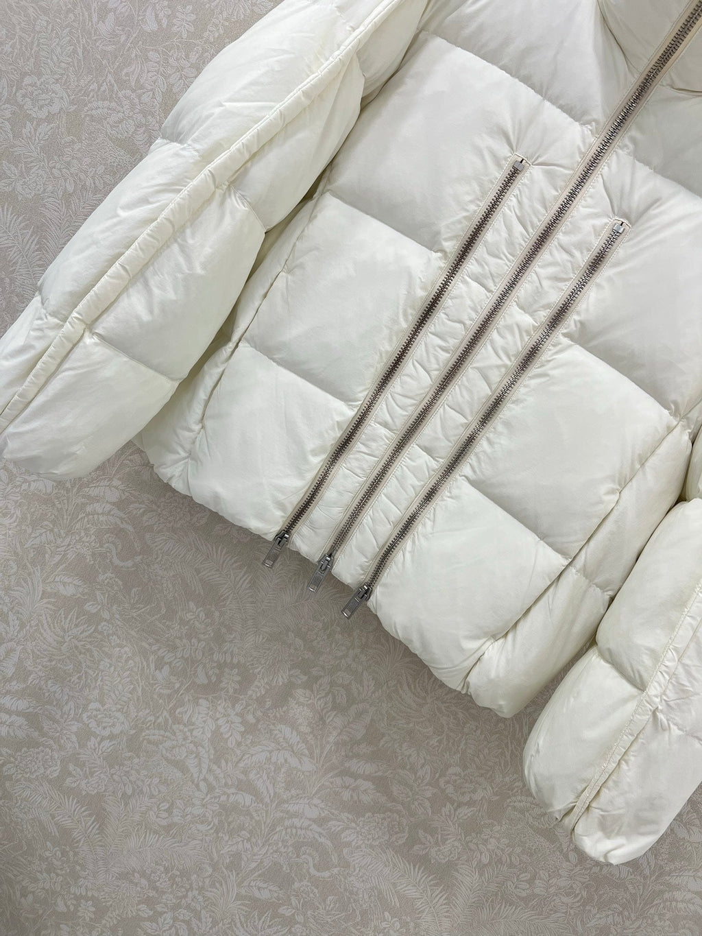 MONCLER 25S JACKET IN WHITE 075