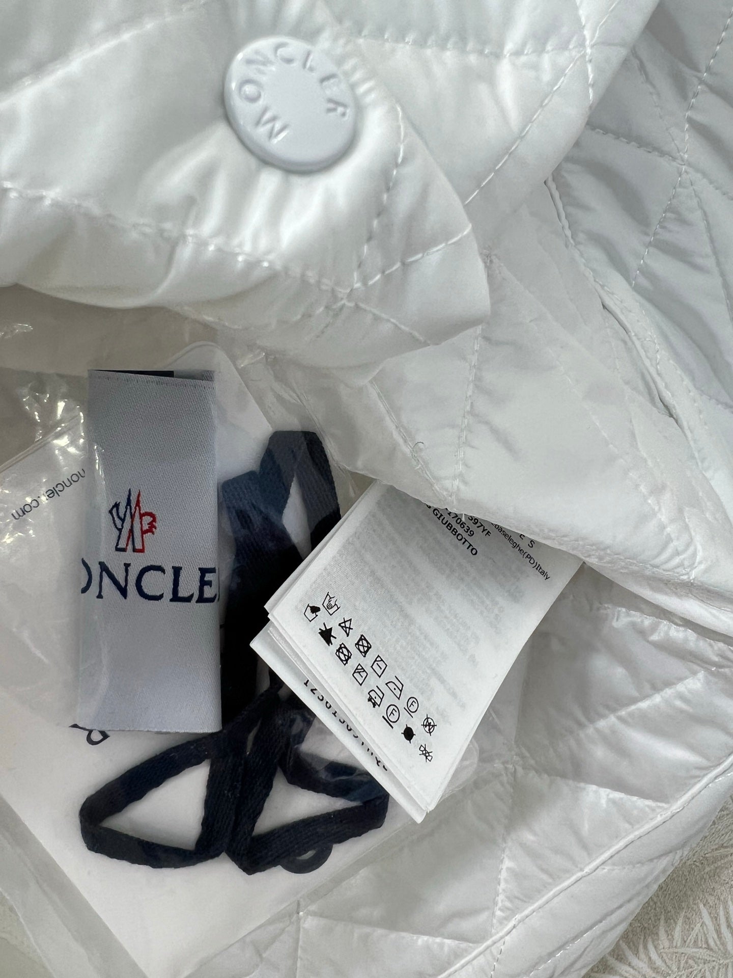MONCLER 25S DOWN VEST IN WHITE 099