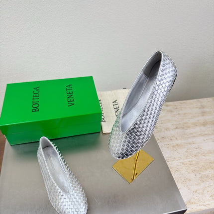 BOTTEGA VENETA 26S BALLET FLATS IN SILVER WOVEN LAMBSKIN