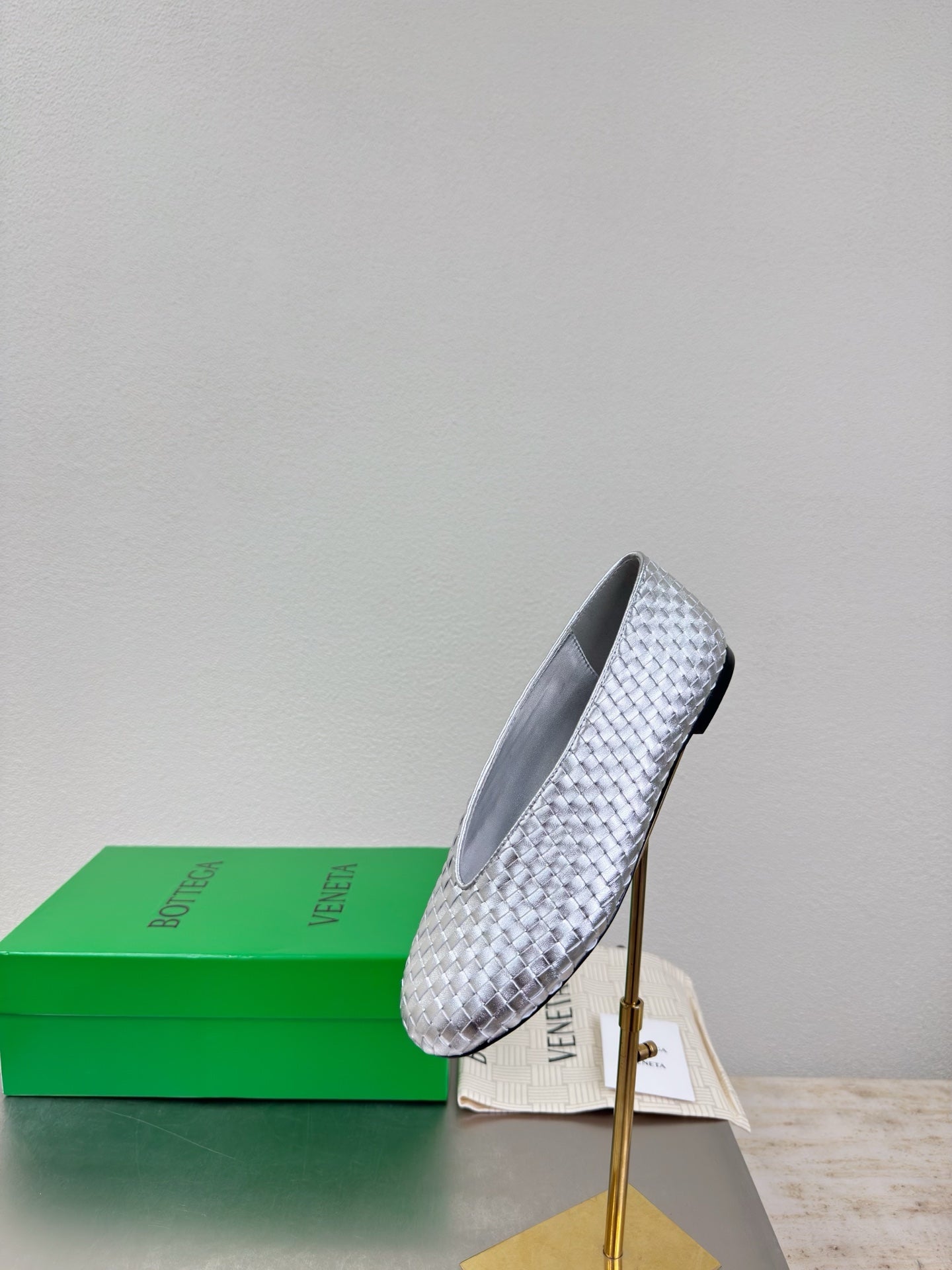 BOTTEGA VENETA 26S BALLET FLATS IN SILVER WOVEN LAMBSKIN