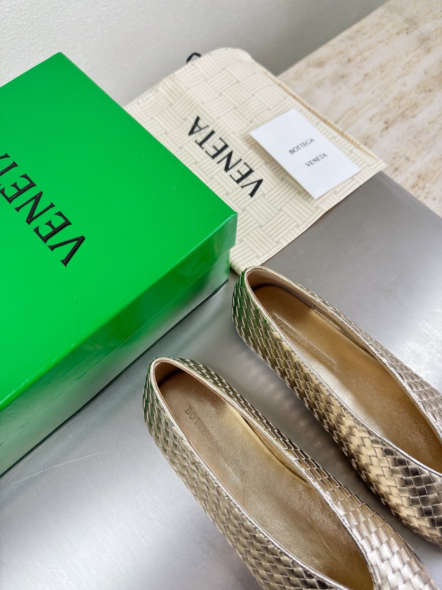 BOTTEGA VENETA 26S BALLET FLATS IN LIGHT GOLD WOVEN LAMBSKIN