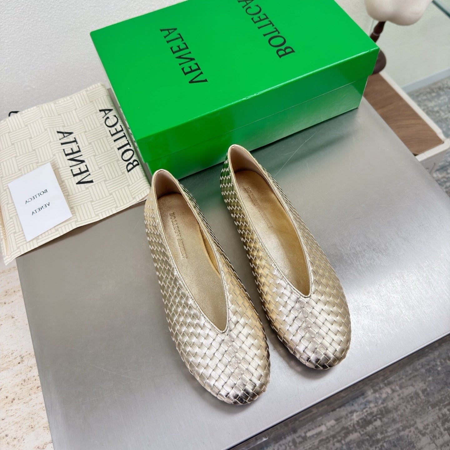 BOTTEGA VENETA 26S BALLET FLATS IN LIGHT GOLD WOVEN LAMBSKIN