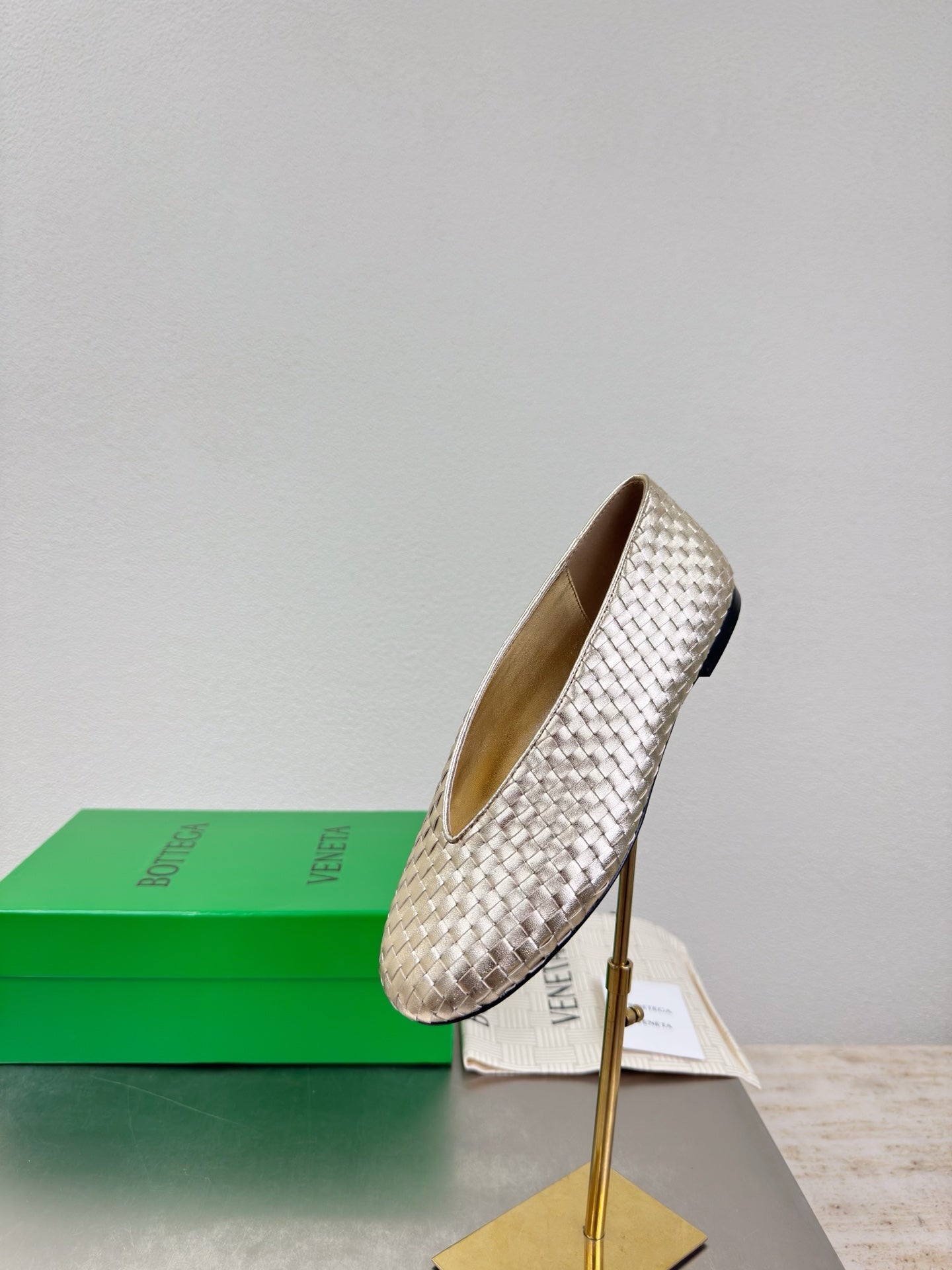 BOTTEGA VENETA 26S BALLET FLATS IN LIGHT GOLD WOVEN LAMBSKIN