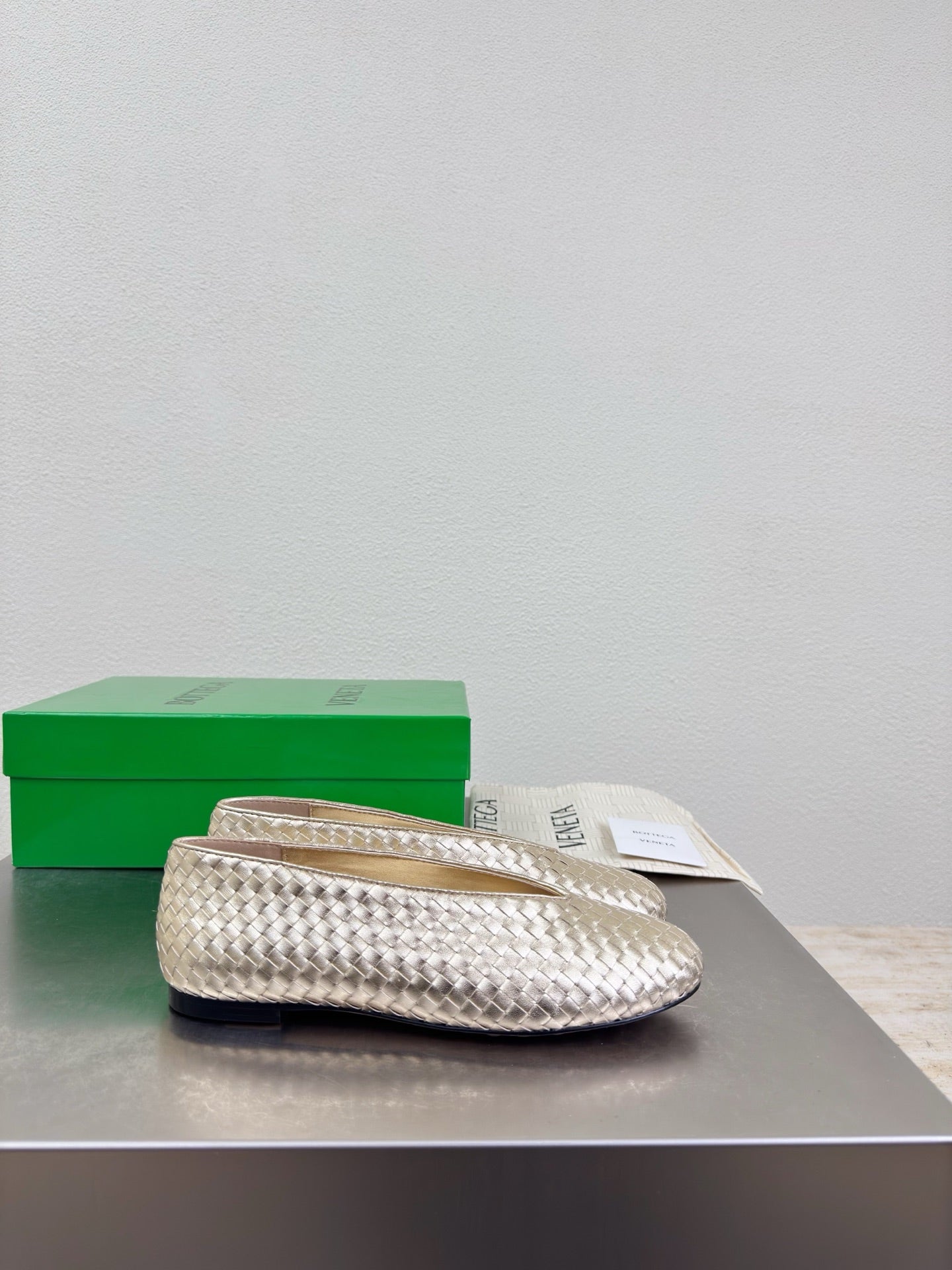 BOTTEGA VENETA 26S BALLET FLATS IN LIGHT GOLD WOVEN LAMBSKIN
