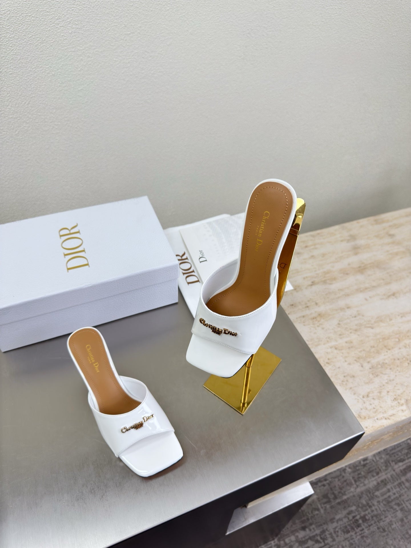 DIOR 26S KITTEN HEEL MULE SANDALS IN WHITE PATENT CALFSKIN WITH LOGO