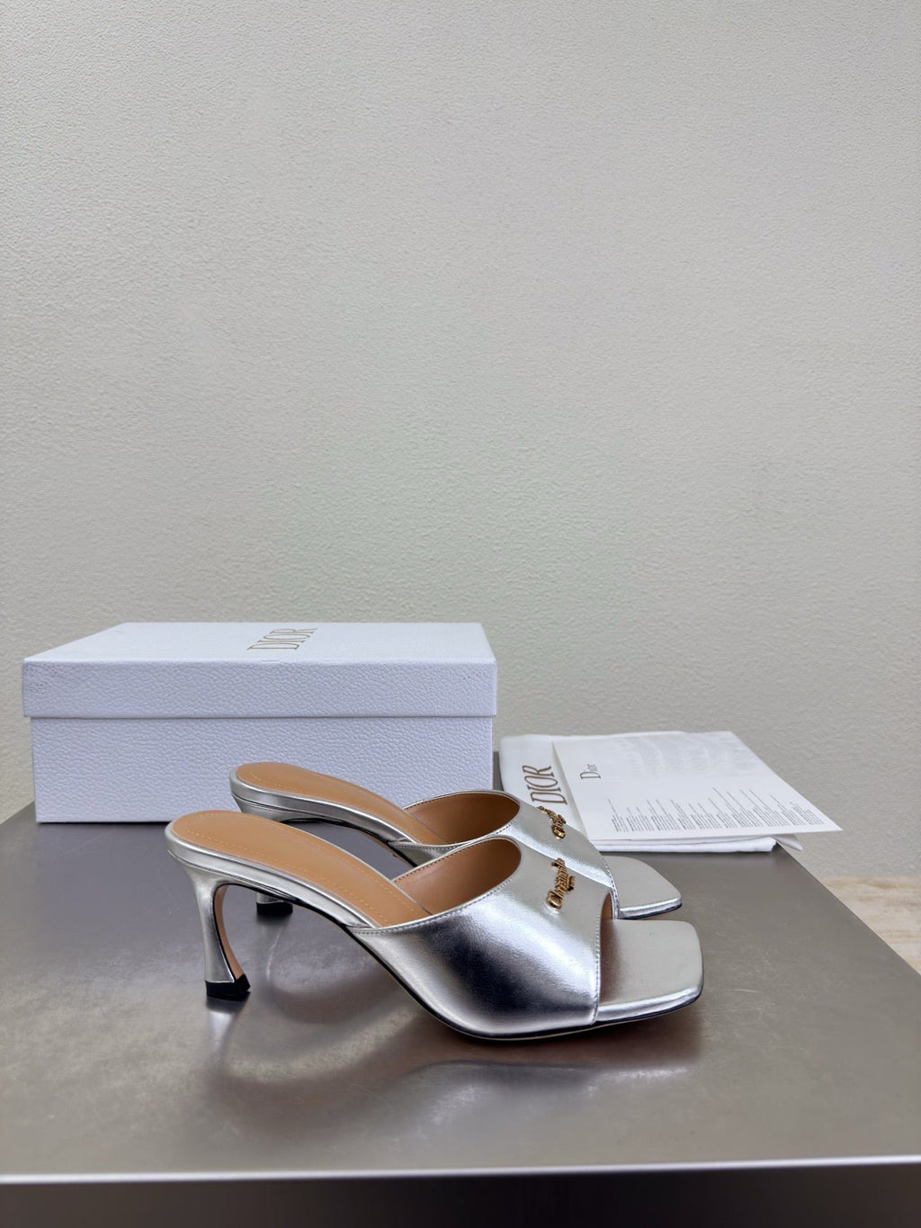 DIOR 26S KITTEN HEEL MULE SANDALS IN SILVER CALFSKIN WITH LOGO