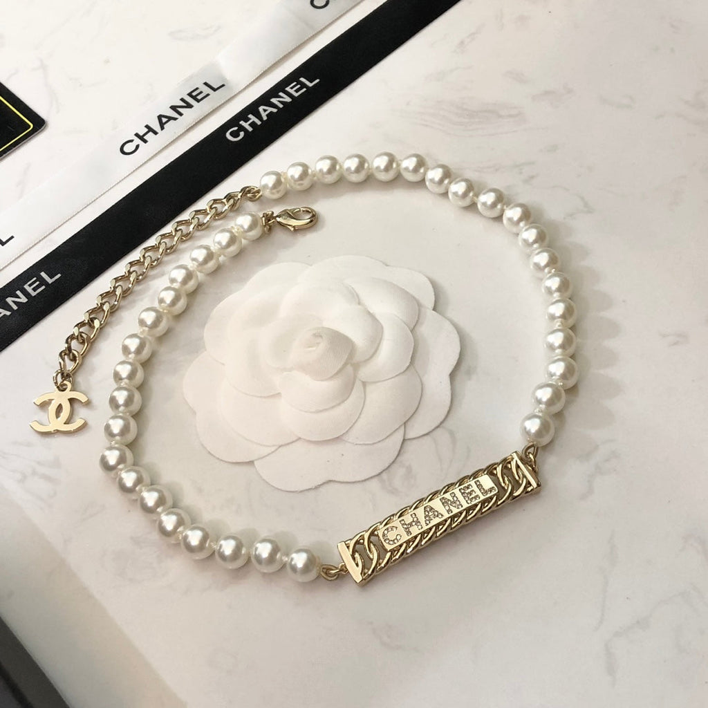 CHANEL 26S CHANEL LETTER CRYSTAL BAR PEARL NECKLACE IN GOLD METAL 631883