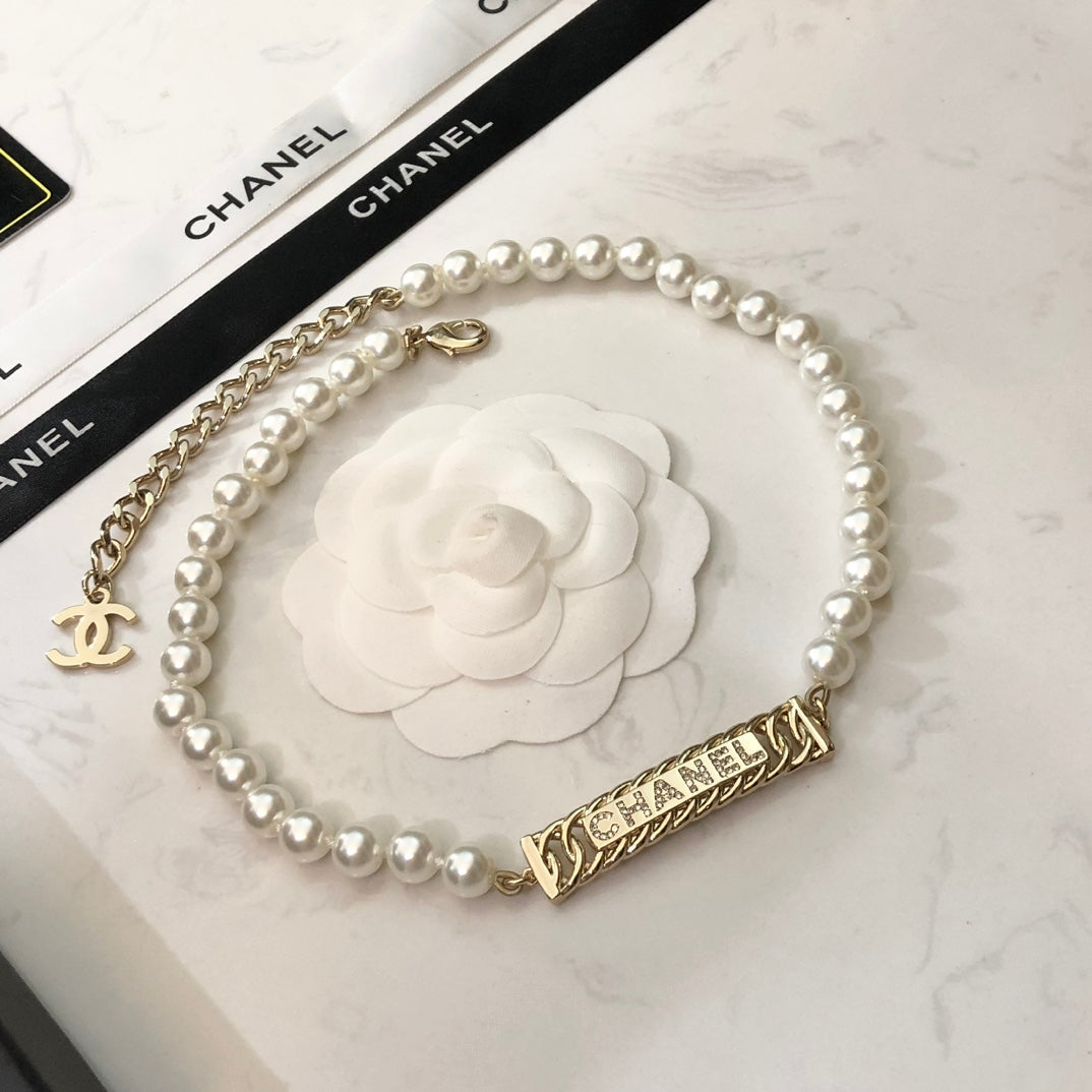 CHANEL 26S CHANEL LETTER CRYSTAL BAR PEARL NECKLACE IN GOLD METAL 631883