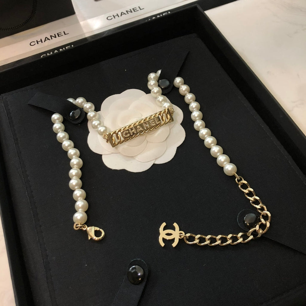 CHANEL 26S CHANEL LETTER CRYSTAL BAR PEARL NECKLACE IN GOLD METAL 631883