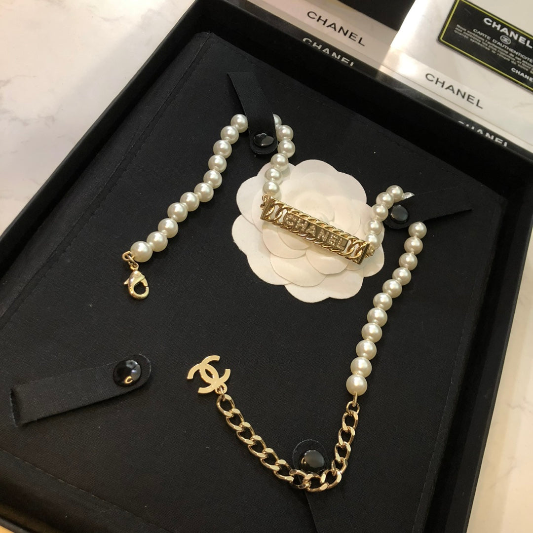 CHANEL 26S CHANEL LETTER CRYSTAL BAR PEARL NECKLACE IN GOLD METAL 631883