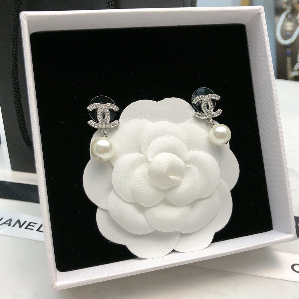CHANEL 26S DOUBLE C LOGO PAVE CRYSTAL DROP EARRINGS WITH PEARL IN SILVER METAL 6333327