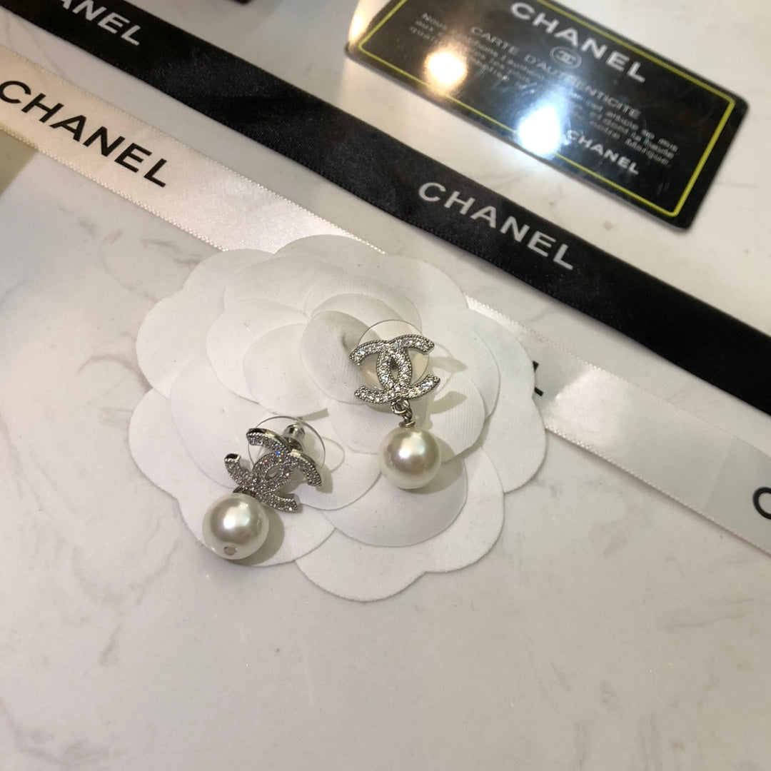 CHANEL 26S DOUBLE C LOGO PAVE CRYSTAL DROP EARRINGS WITH PEARL IN SILVER METAL 6333327