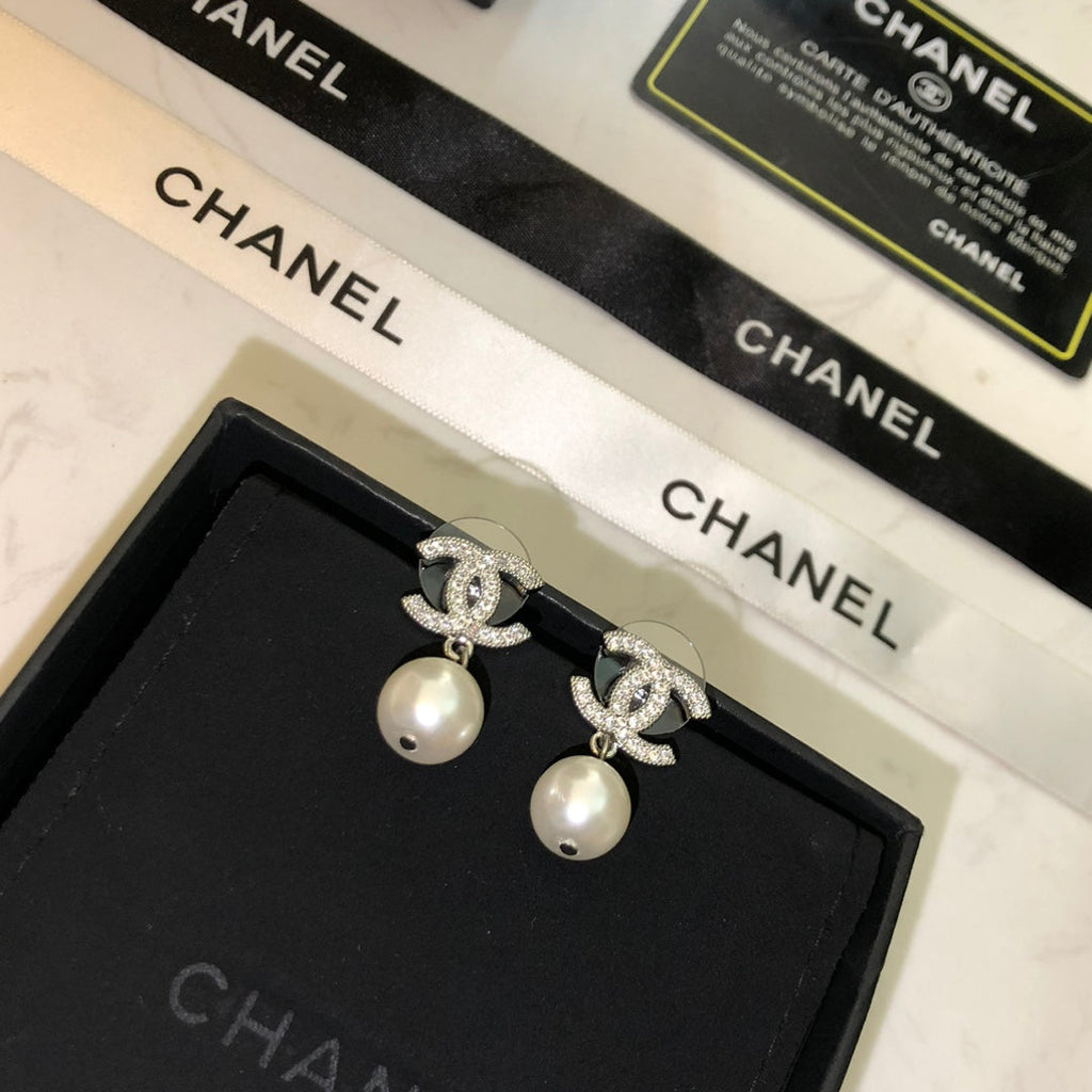 CHANEL 26S DOUBLE C LOGO PAVE CRYSTAL DROP EARRINGS WITH PEARL IN SILVER METAL 6333327