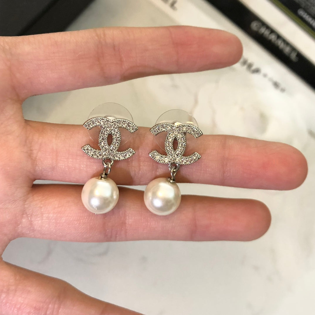 CHANEL 26S DOUBLE C LOGO PAVE CRYSTAL DROP EARRINGS WITH PEARL IN SILVER METAL 6333327