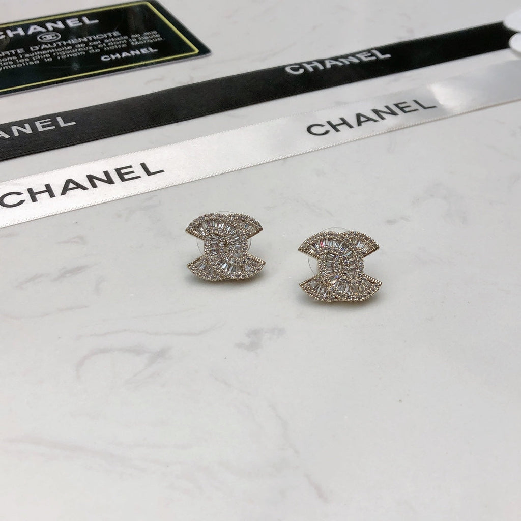 CHANEL 26S DOUBLE C LOGO BAGUETTE & PAVE CRYSTAL STUD EARRINGS IN SILVER METAL 631077
