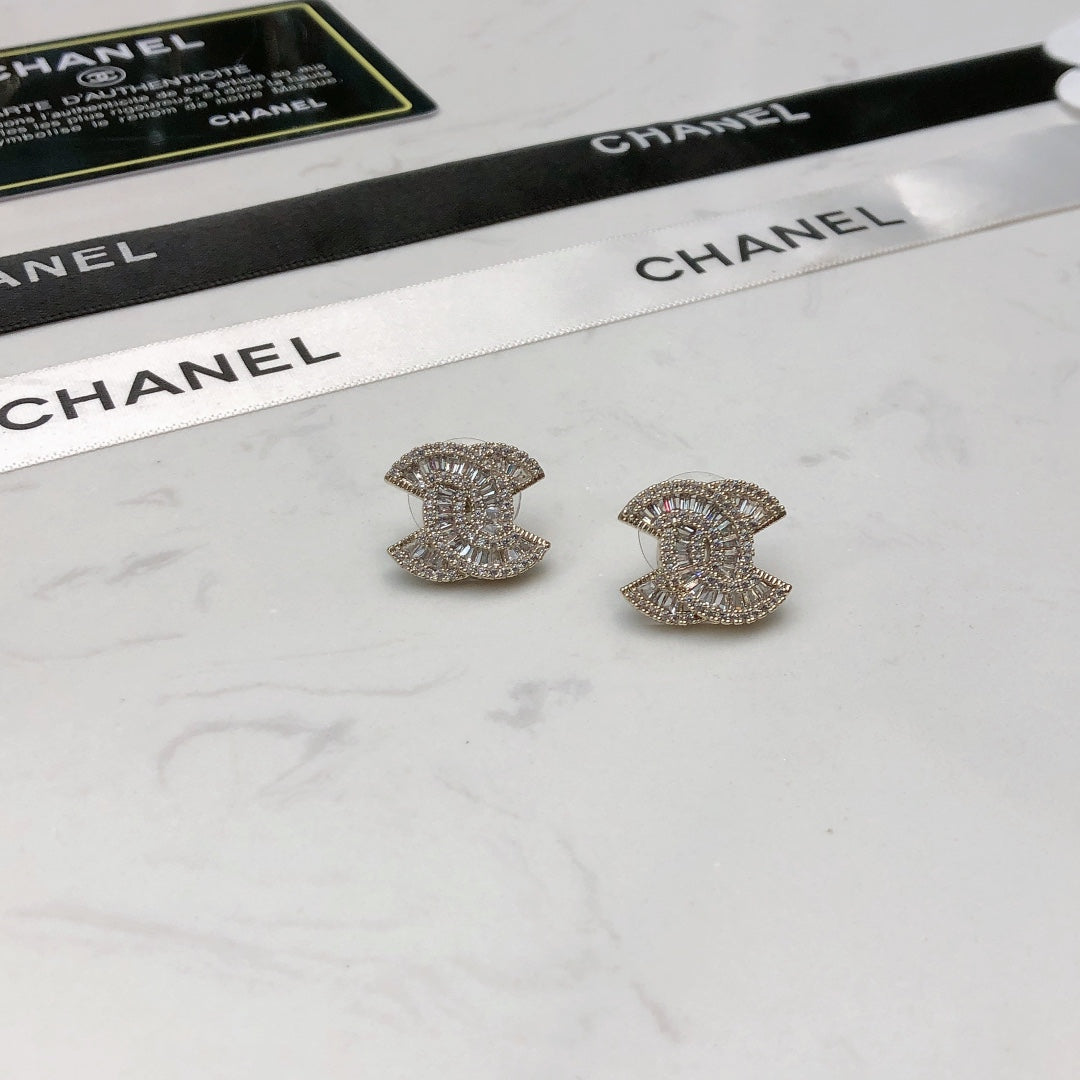 CHANEL 26S DOUBLE C LOGO BAGUETTE & PAVE CRYSTAL STUD EARRINGS IN SILVER METAL 631077
