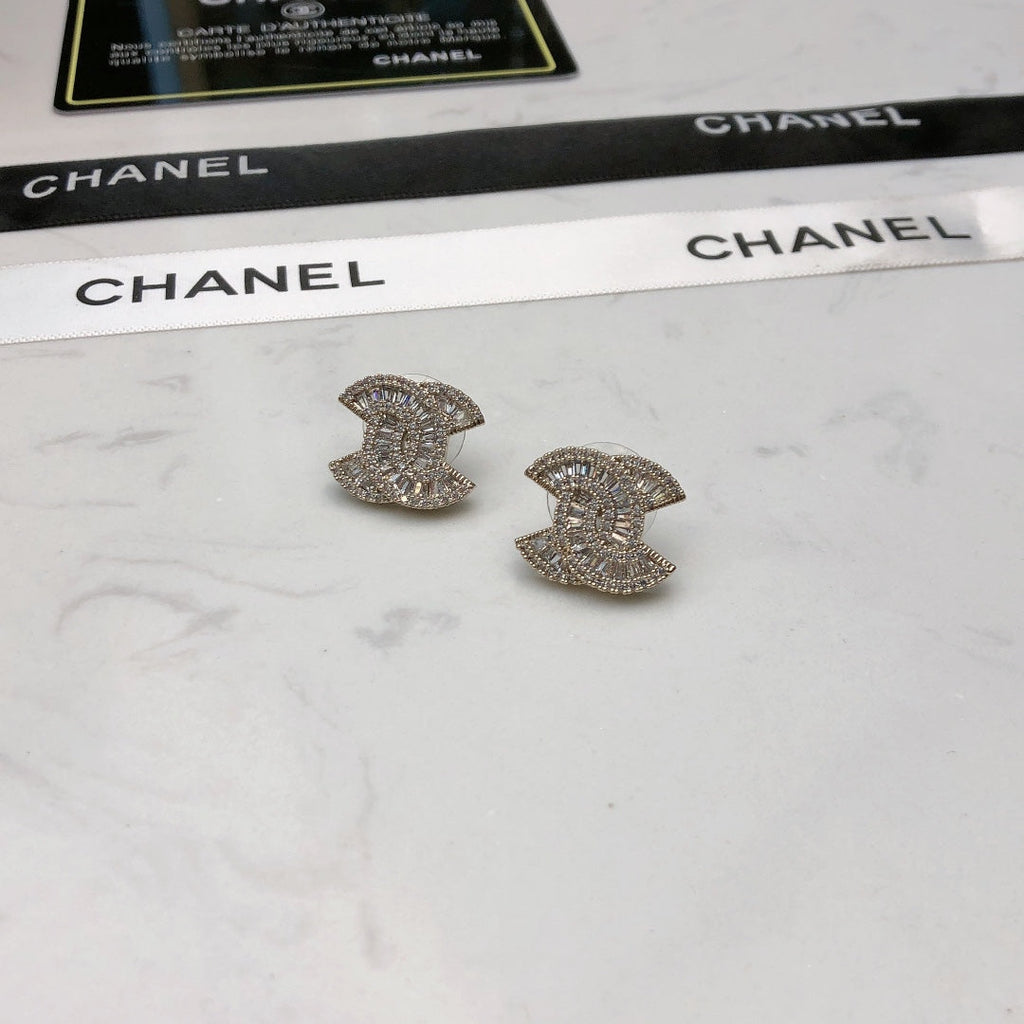 CHANEL 26S DOUBLE C LOGO BAGUETTE & PAVE CRYSTAL STUD EARRINGS IN SILVER METAL 631077