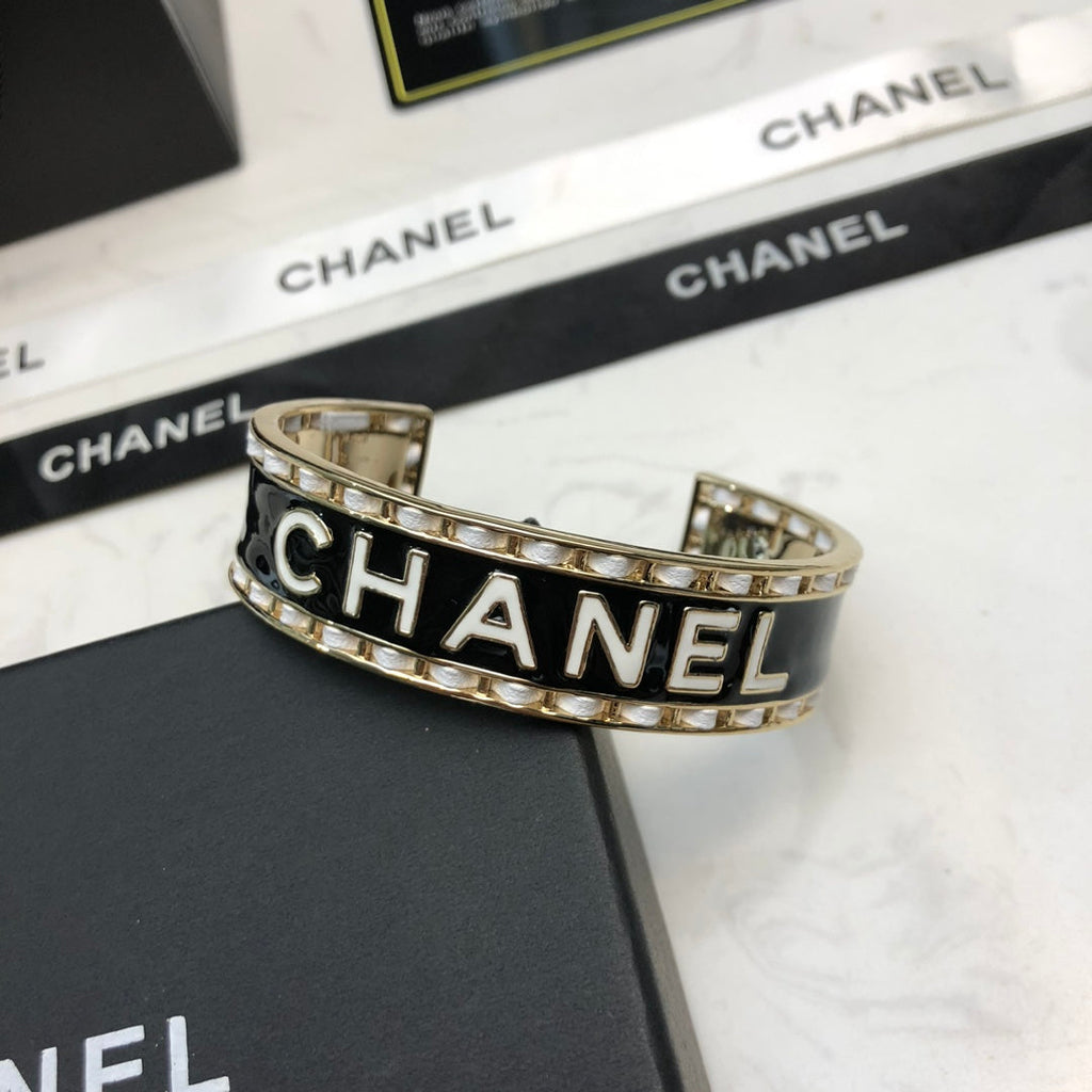 CHANEL 26S CHANEL LOGO BLACK ENAMEL STATEMENT CUFF BRACELET IN GOLD METAL 630834
