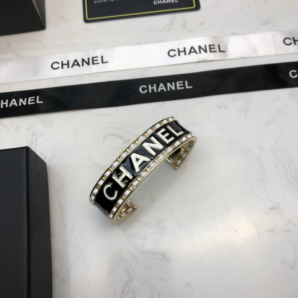 CHANEL 26S CHANEL LOGO BLACK ENAMEL STATEMENT CUFF BRACELET IN GOLD METAL 630834