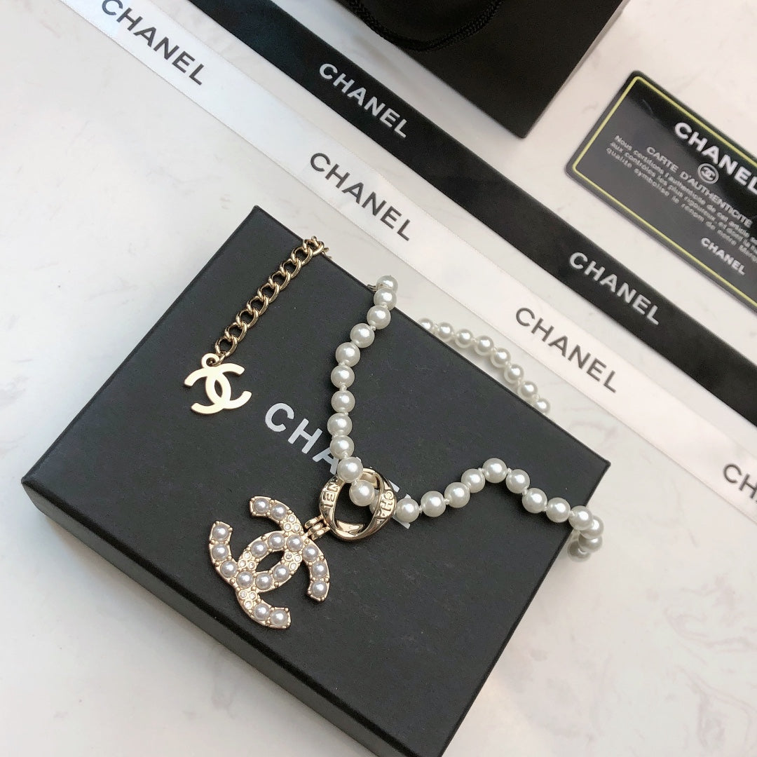 CHANEL 26S CHANEL CC LOGO PEARL BEADED NECKLACE WITH CHARM DETAIL IN GOLD METAL 633323