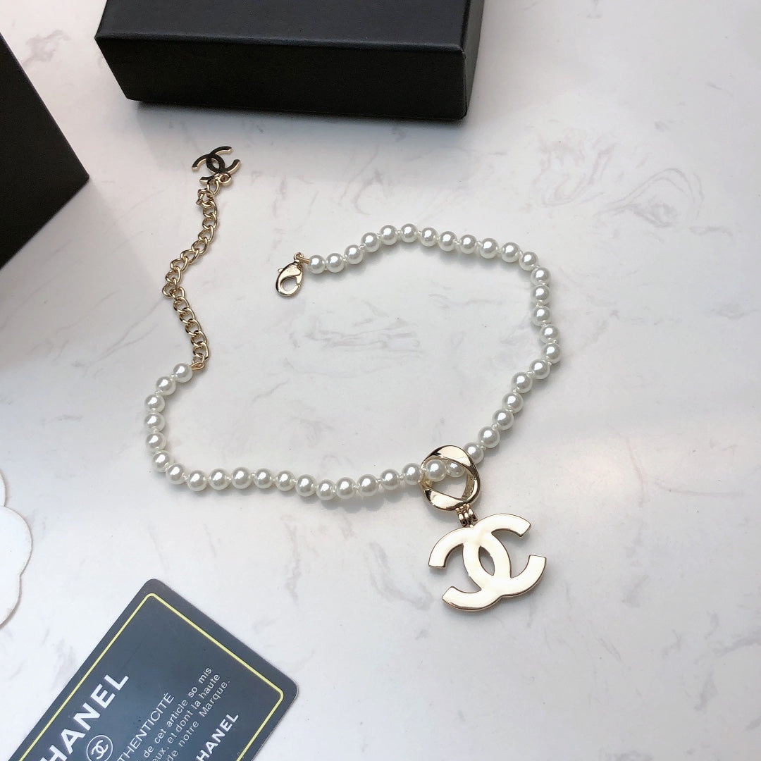 CHANEL 26S CHANEL CC LOGO PEARL BEADED NECKLACE WITH CHARM DETAIL IN GOLD METAL 633323