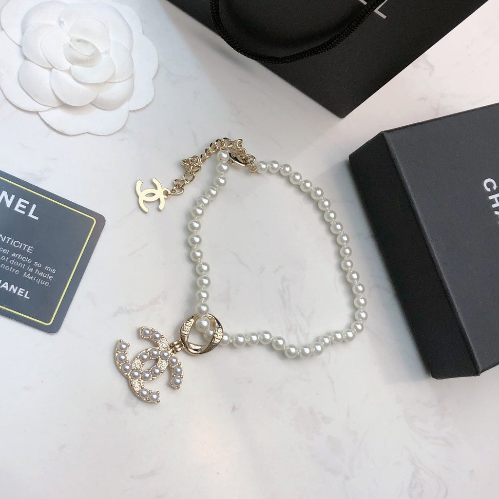 CHANEL 26S CHANEL CC LOGO PEARL BEADED NECKLACE WITH CHARM DETAIL IN GOLD METAL 633323