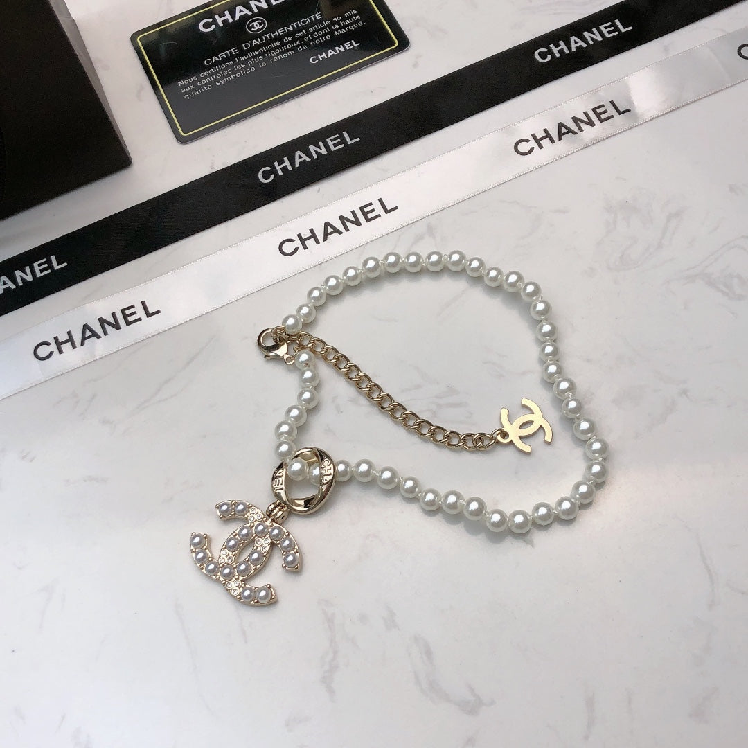 CHANEL 26S CHANEL CC LOGO PEARL BEADED NECKLACE WITH CHARM DETAIL IN GOLD METAL 633323