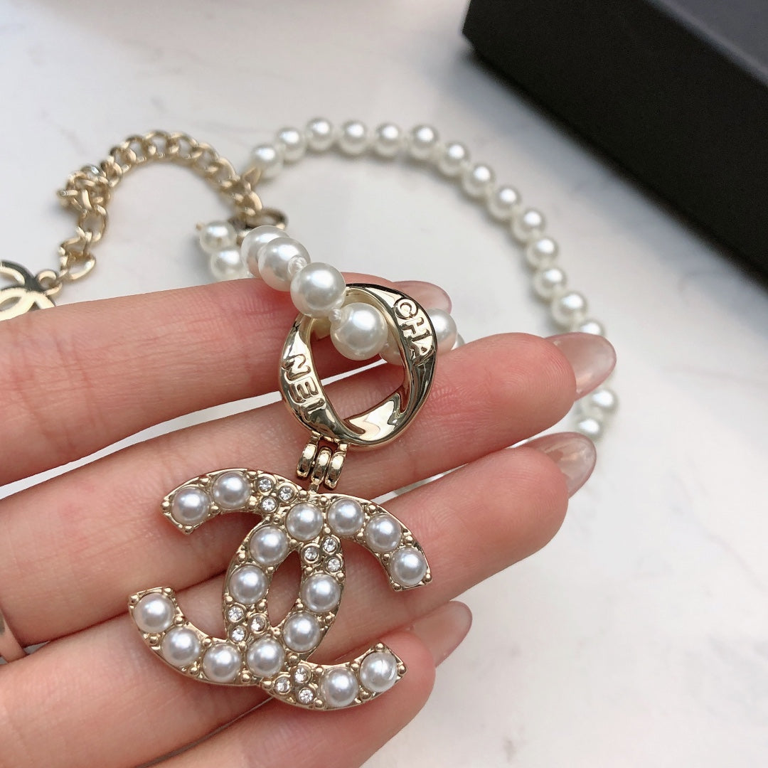 CHANEL 26S CHANEL CC LOGO PEARL BEADED NECKLACE WITH CHARM DETAIL IN GOLD METAL 633323