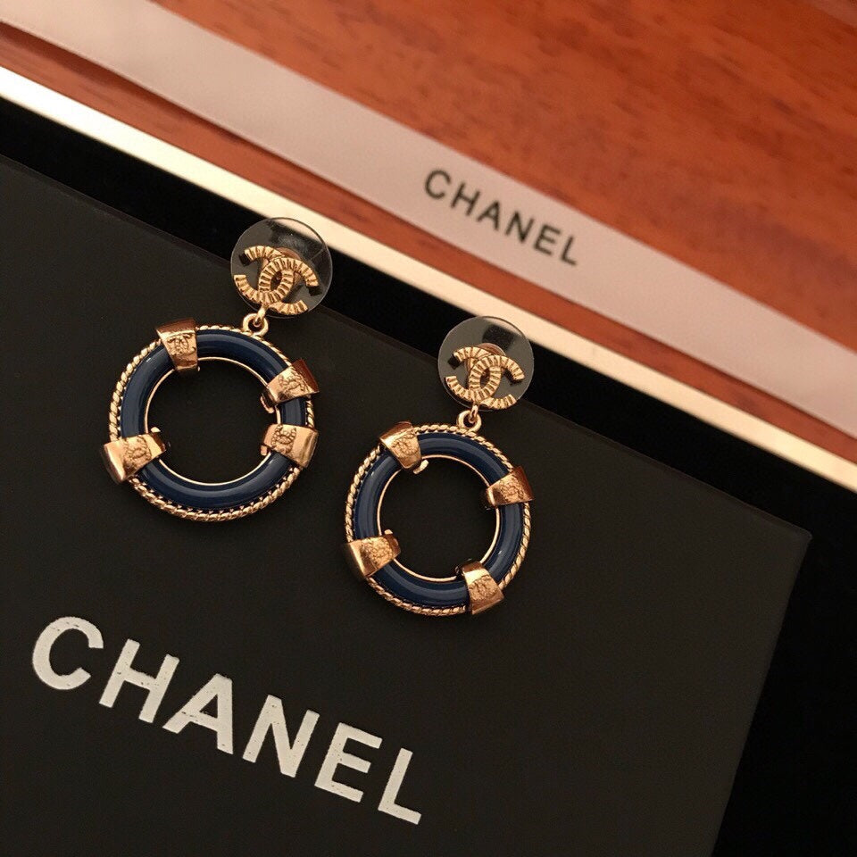 CHANEL 26S DOUBLE C LOGO ROUND DROP EARRINGS WITH NAVY BLUE ENAMEL IN GOLD METAL 6310833