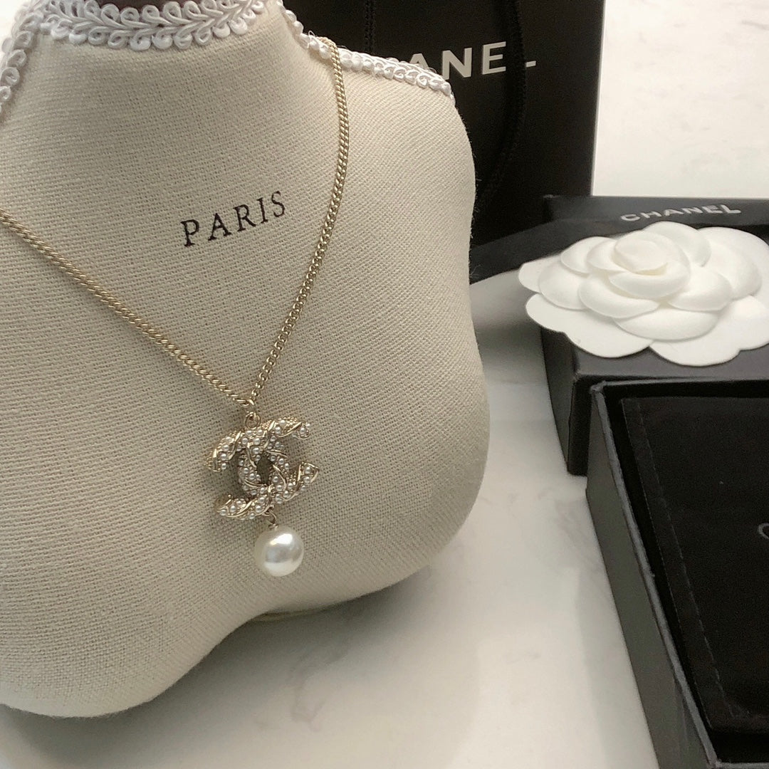 CHANEL 26S CHANEL CC LOGO PEARL EMBELLISHED PENDANT NECKLACE WITH DROP PEARL IN GOLD METAL 633314