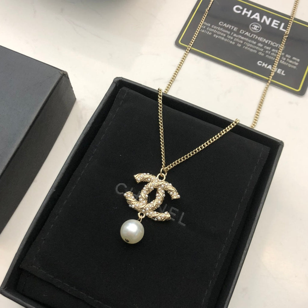 CHANEL 26S CHANEL CC LOGO PEARL EMBELLISHED PENDANT NECKLACE WITH DROP PEARL IN GOLD METAL 633314
