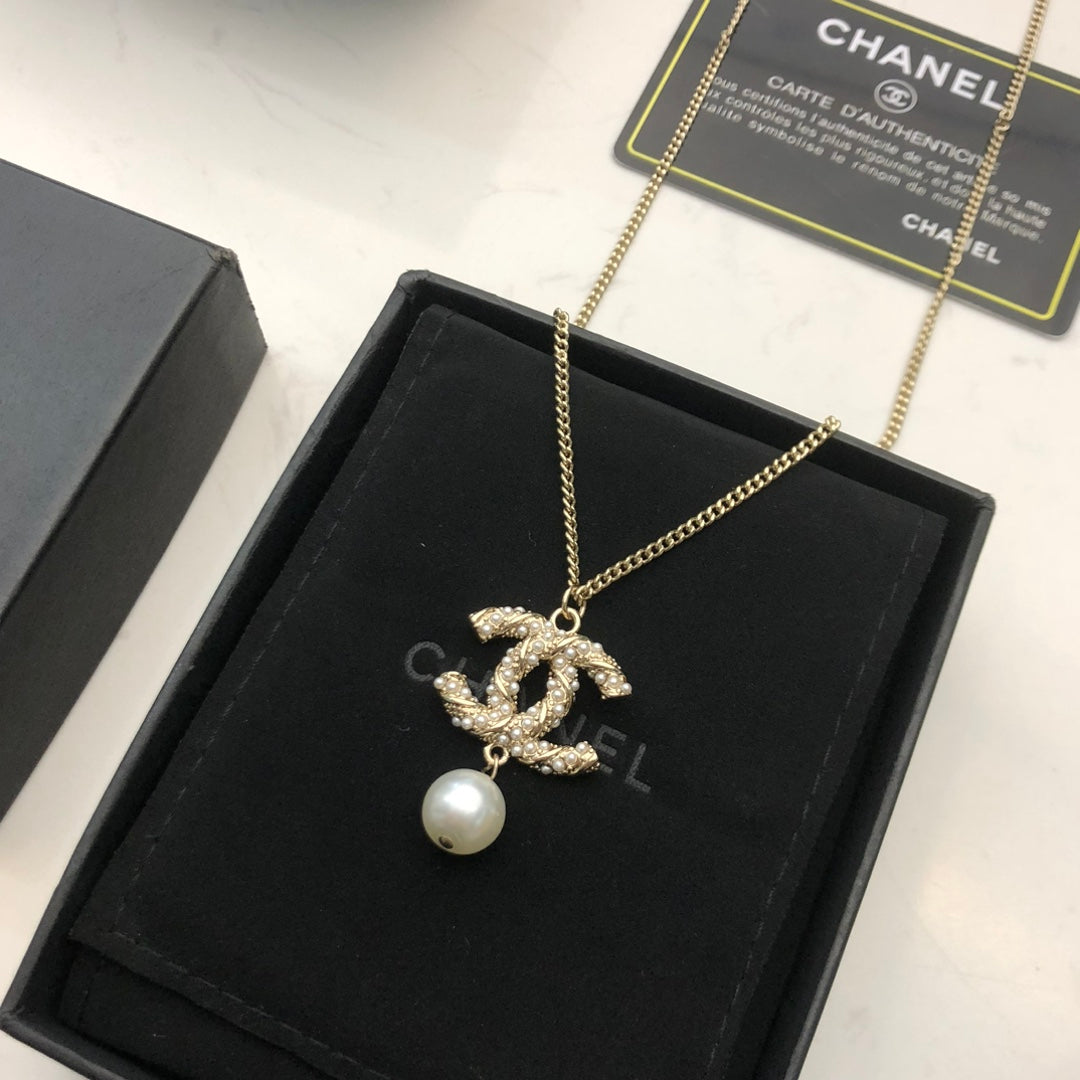 CHANEL 26S CHANEL CC LOGO PEARL EMBELLISHED PENDANT NECKLACE WITH DROP PEARL IN GOLD METAL 633314
