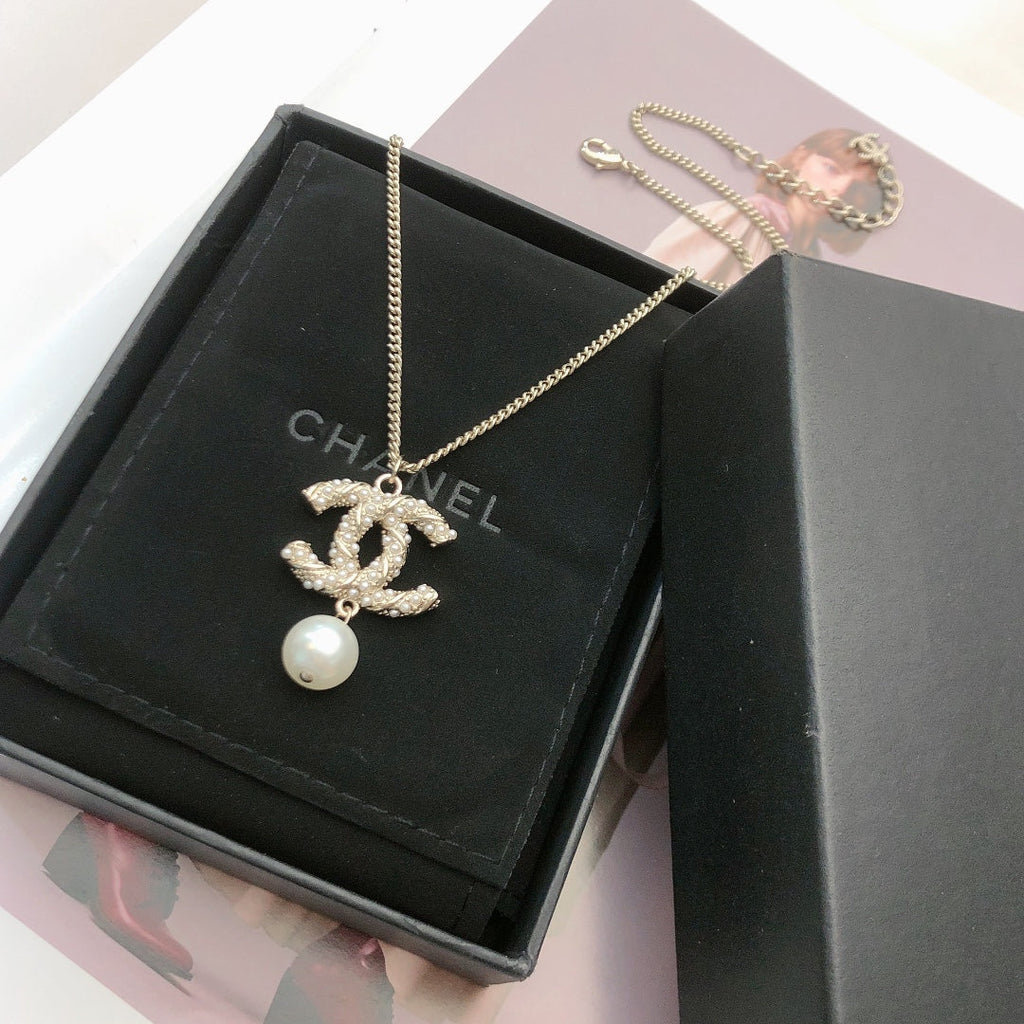 CHANEL 26S CHANEL CC LOGO PEARL EMBELLISHED PENDANT NECKLACE WITH DROP PEARL IN GOLD METAL 633314