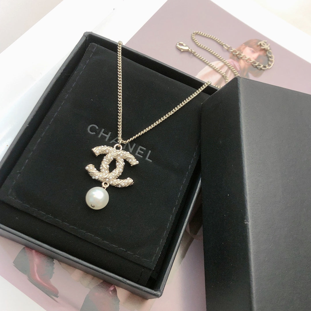 CHANEL 26S CHANEL CC LOGO PEARL EMBELLISHED PENDANT NECKLACE WITH DROP PEARL IN GOLD METAL 633314