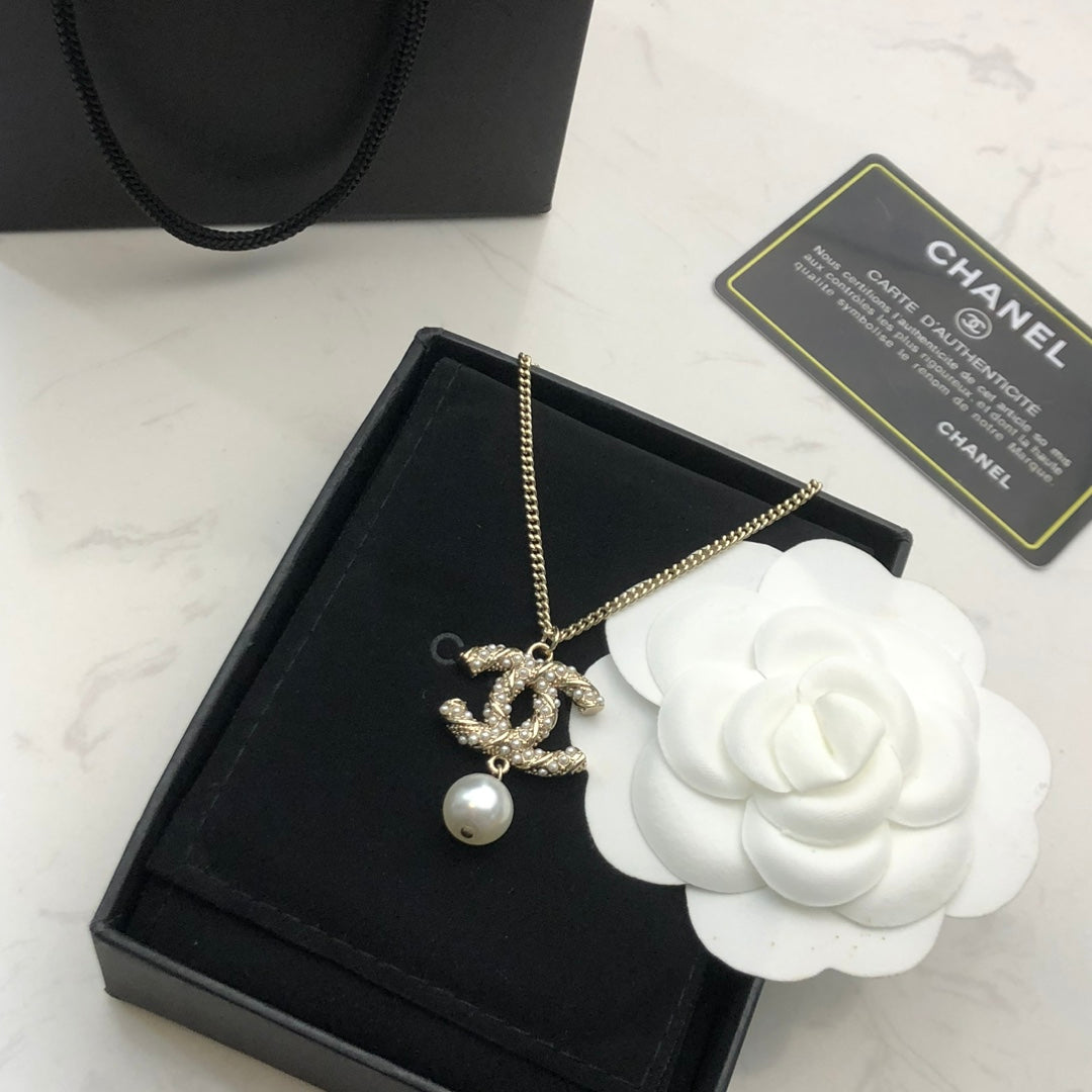 CHANEL 26S CHANEL CC LOGO PEARL EMBELLISHED PENDANT NECKLACE WITH DROP PEARL IN GOLD METAL 633314