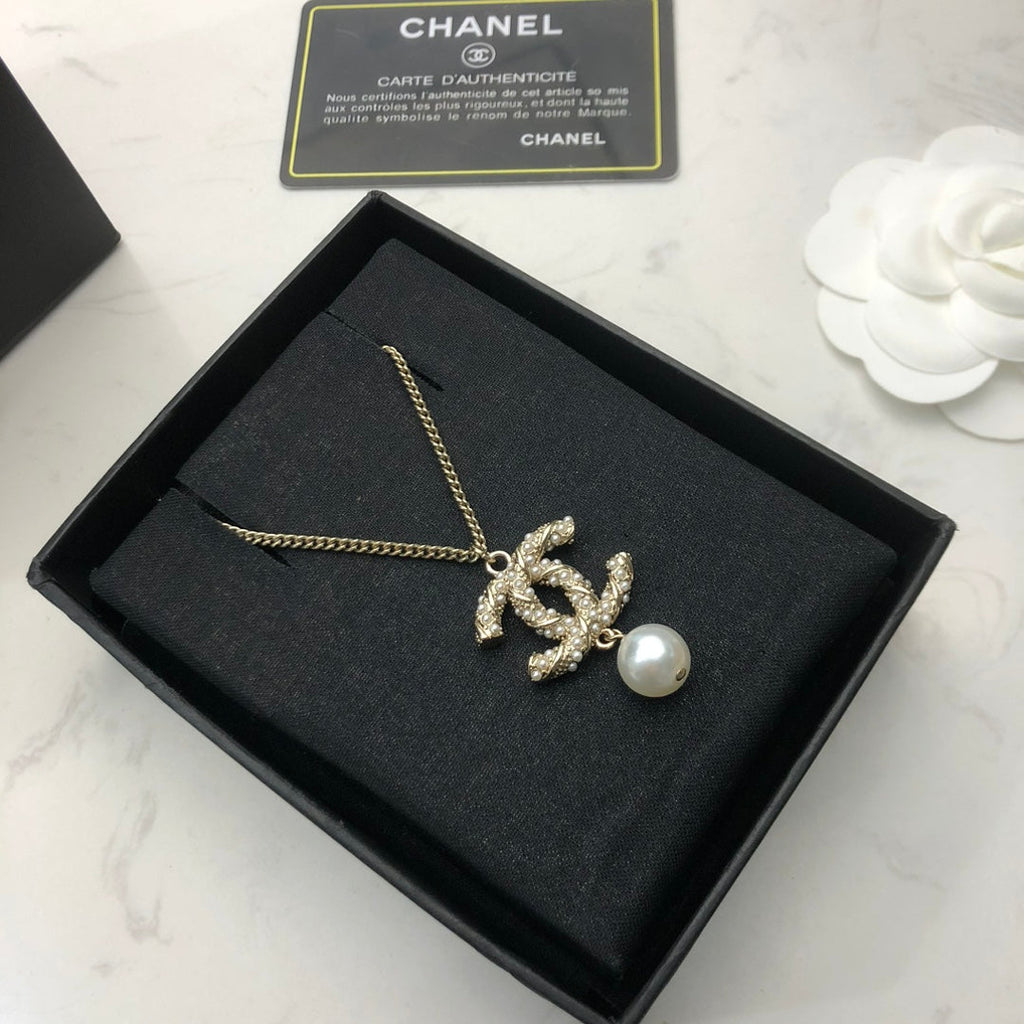 CHANEL 26S CHANEL CC LOGO PEARL EMBELLISHED PENDANT NECKLACE WITH DROP PEARL IN GOLD METAL 633314