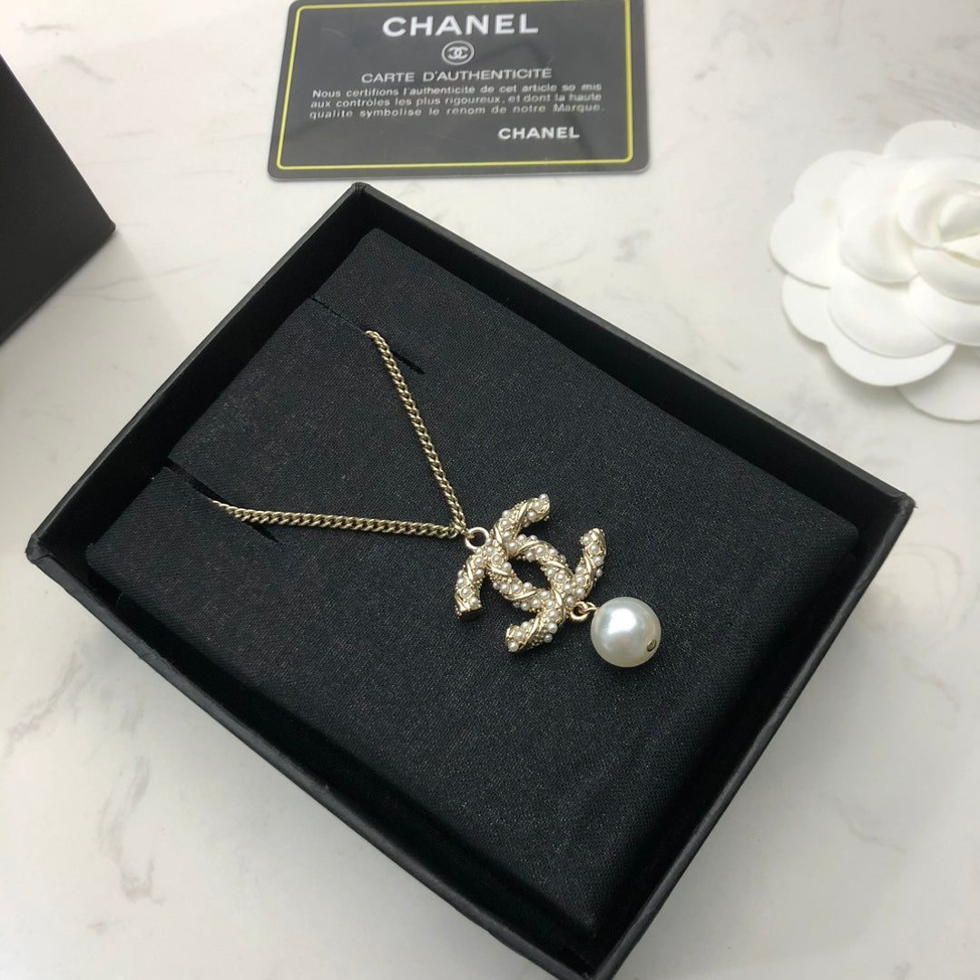 CHANEL 26S CHANEL CC LOGO PEARL EMBELLISHED PENDANT NECKLACE WITH DROP PEARL IN GOLD METAL 633314