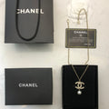 CHANEL 26S CHANEL CC LOGO PEARL EMBELLISHED PENDANT NECKLACE WITH DROP PEARL IN GOLD METAL 633314