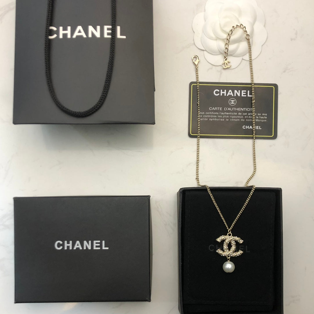 CHANEL 26S CHANEL CC LOGO PEARL EMBELLISHED PENDANT NECKLACE WITH DROP PEARL IN GOLD METAL 633314