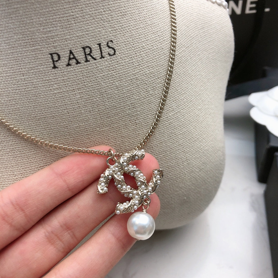 CHANEL 26S CHANEL CC LOGO PEARL EMBELLISHED PENDANT NECKLACE WITH DROP PEARL IN GOLD METAL 633314