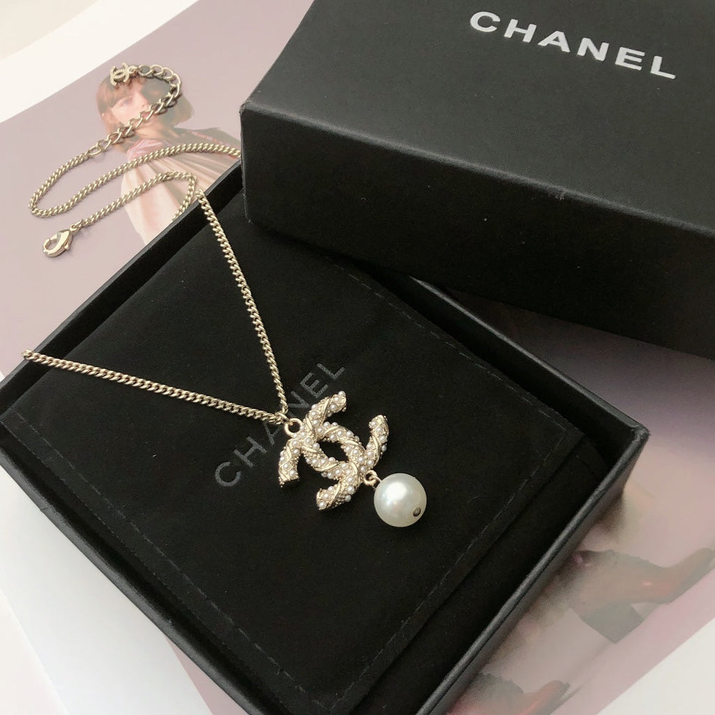 CHANEL 26S CHANEL CC LOGO PEARL EMBELLISHED PENDANT NECKLACE WITH DROP PEARL IN GOLD METAL 633314