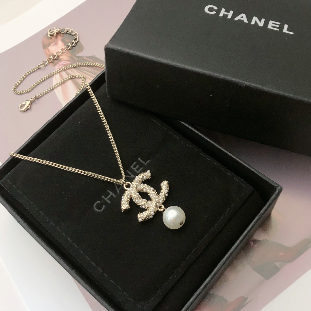 CHANEL 26S CHANEL CC LOGO PEARL EMBELLISHED PENDANT NECKLACE WITH DROP PEARL IN GOLD METAL 633314
