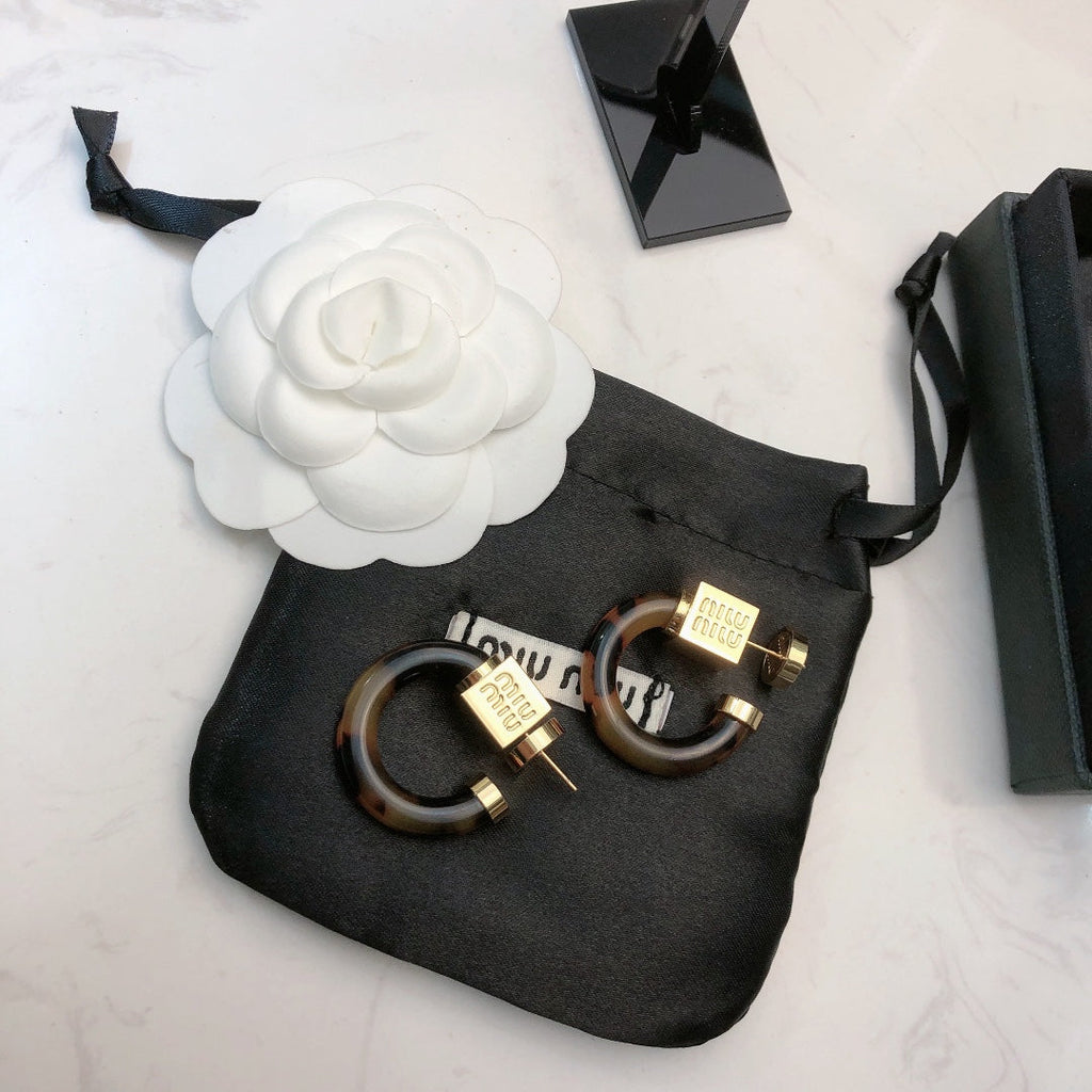 MIUMIU 26S TORTOISESHELL RESIN CURVED HOOP LOGO EARRINGS IN GOLD TONE METAL 615773
