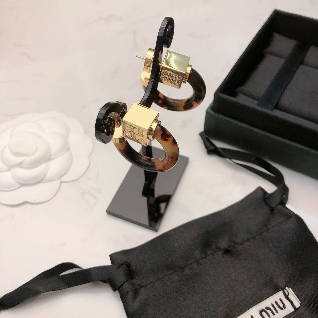 MIUMIU 26S TORTOISESHELL RESIN CURVED HOOP LOGO EARRINGS IN GOLD TONE METAL 615773